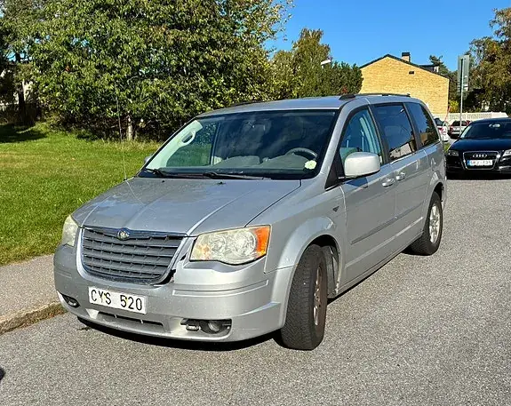 Chrysler Town & Country 2010 photo 2