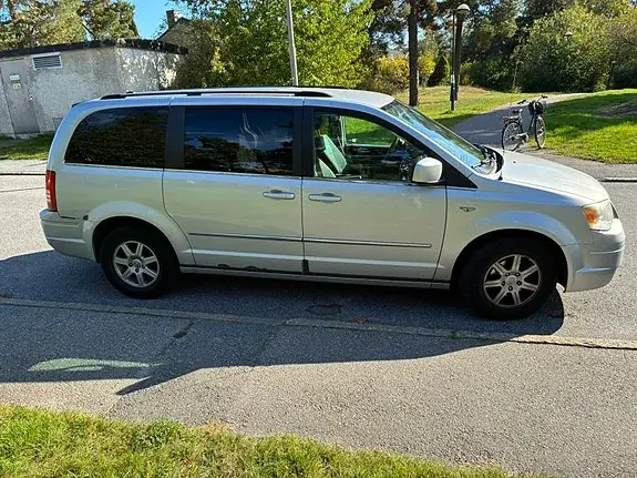 Chrysler Town & Country 2010 photo 3
