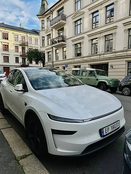 Tesla Model Y 2025 photo 2