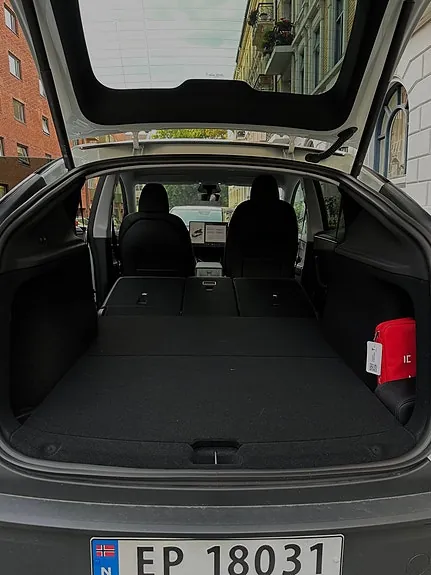 Tesla Model Y 2025 photo 4
