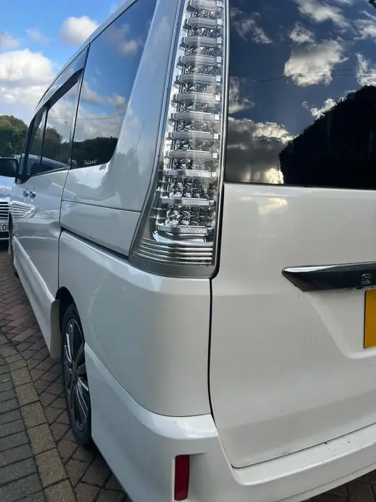 Nissan Serena 2013 photo 2