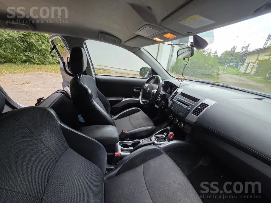 Mitsubishi Outlander 2011 photo 2