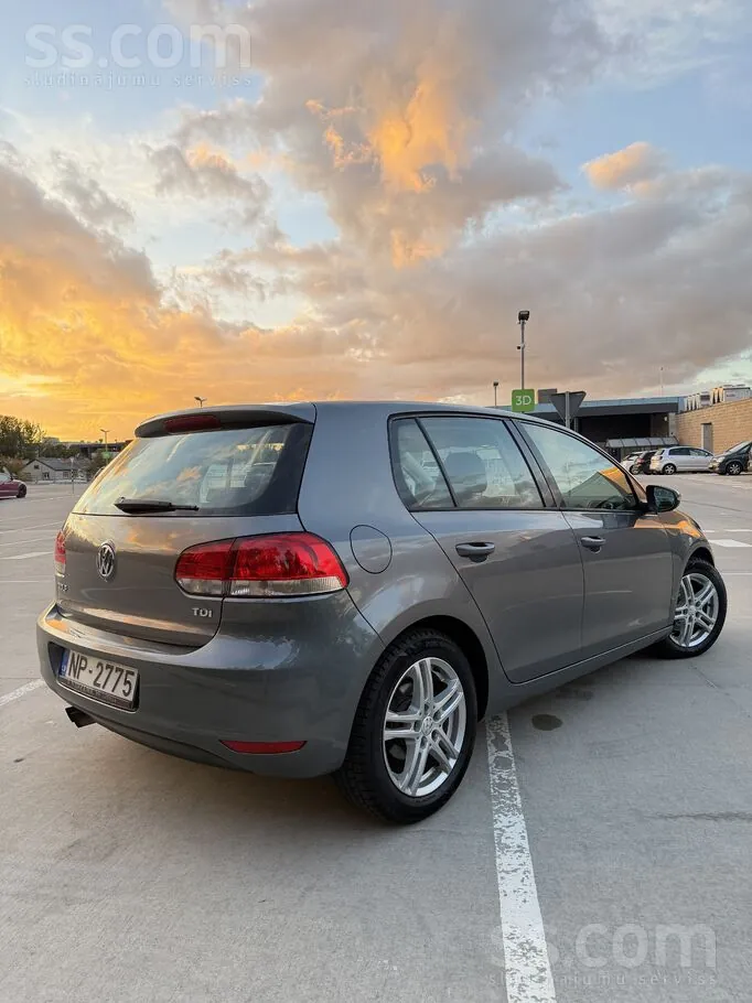 Volkswagen Golf 2010 photo 2