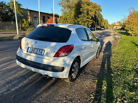 Peugeot 207 2012 photo 3