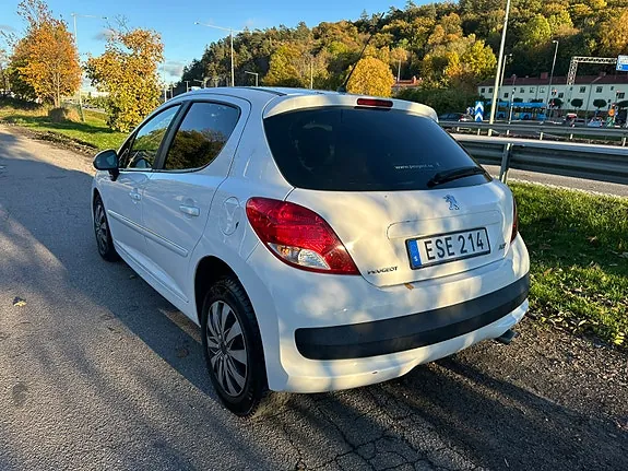 Peugeot 207 2012 photo 4