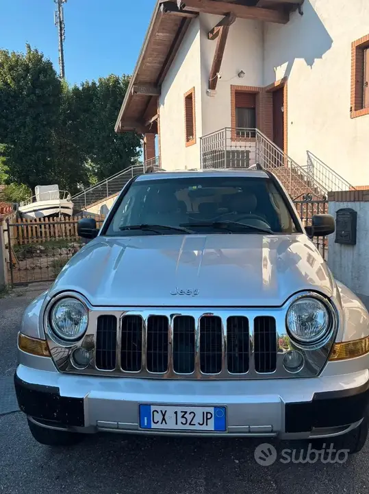 Jeep Cherokee 2005 photo 2