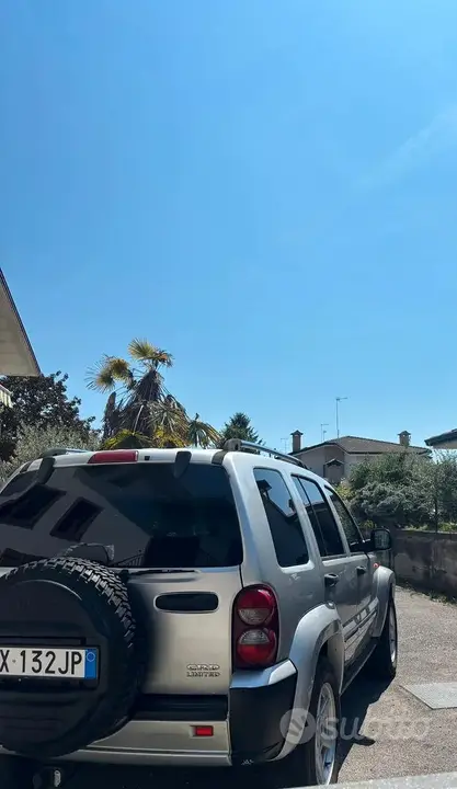 Jeep Cherokee 2005 photo 5