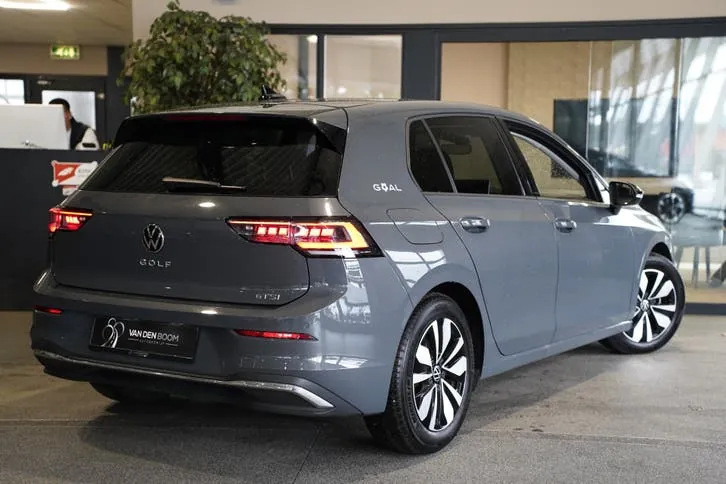 Volkswagen Golf 2025 photo 2