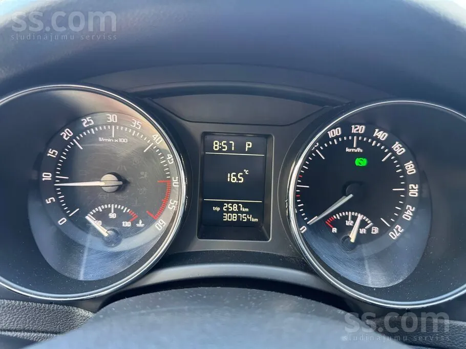 Skoda Superb 2011 photo 4