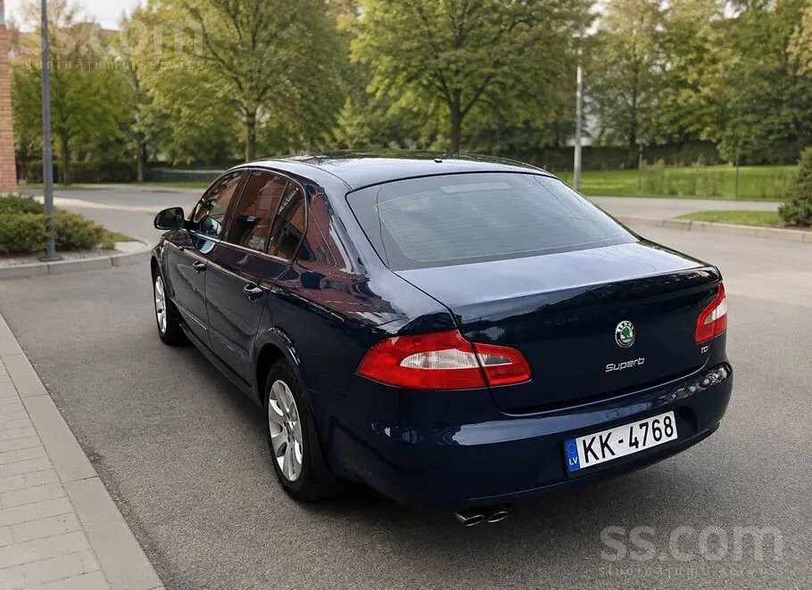 Skoda Superb 2011 photo 2