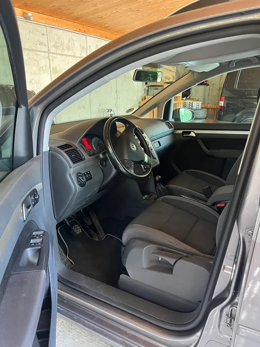 Volkswagen Touran 2009 photo 3