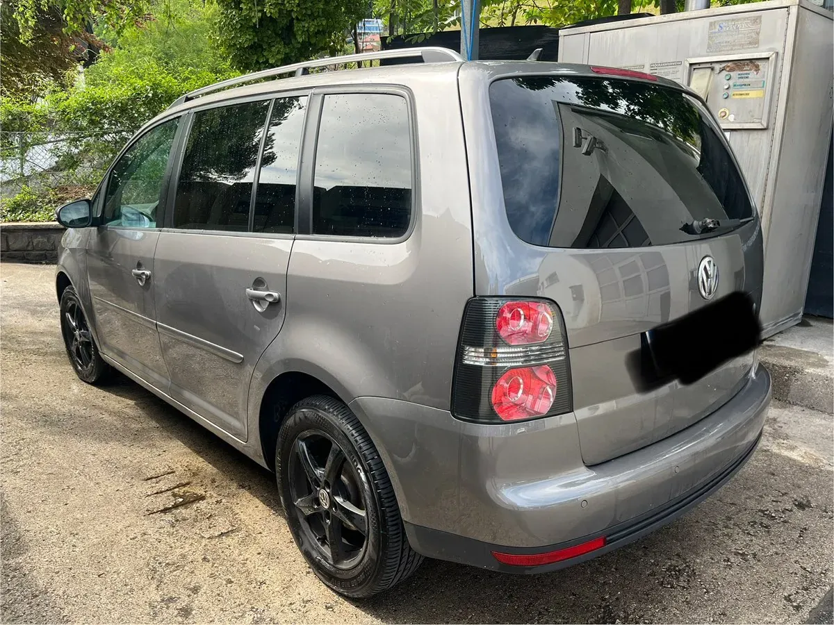 Volkswagen Touran 2009 photo 2