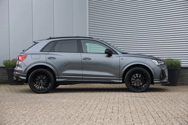 Audi Q3 2022 photo 2