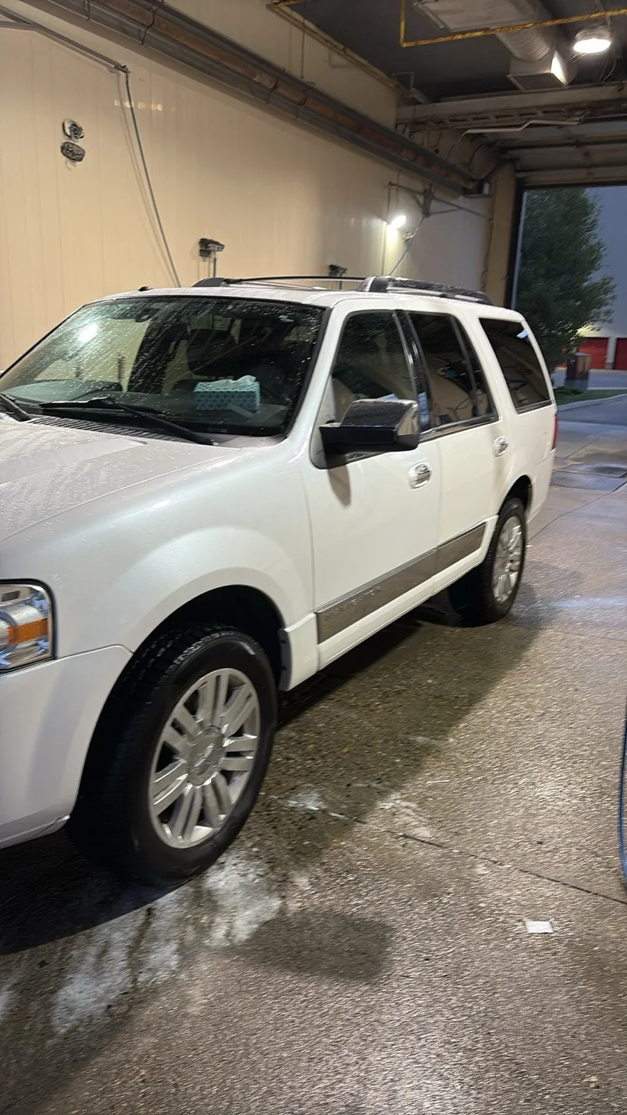 Lincoln Navigator 2011 photo 2