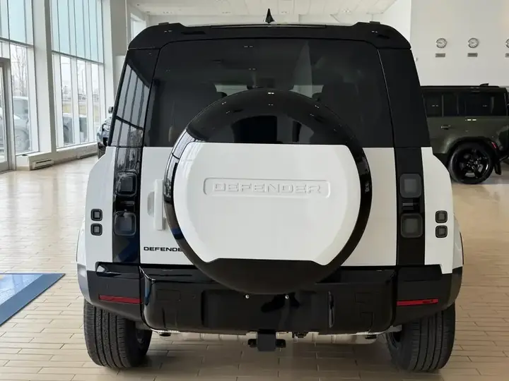 Land Rover Defender 2026 photo 5