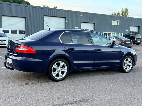Skoda Superb 2010 photo 4