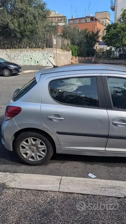 Peugeot 207 2010 photo 3