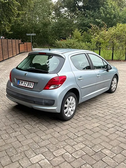 Peugeot 207 2011 photo 3