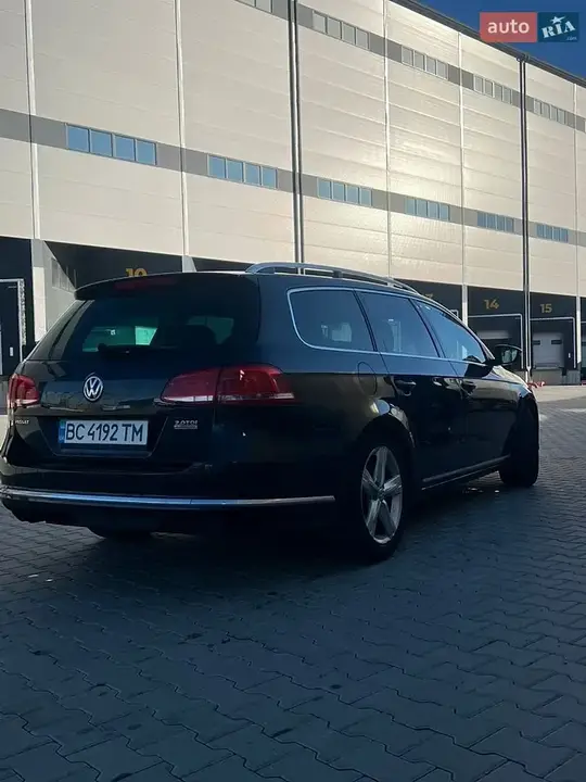 Volkswagen Passat 2011 photo 2