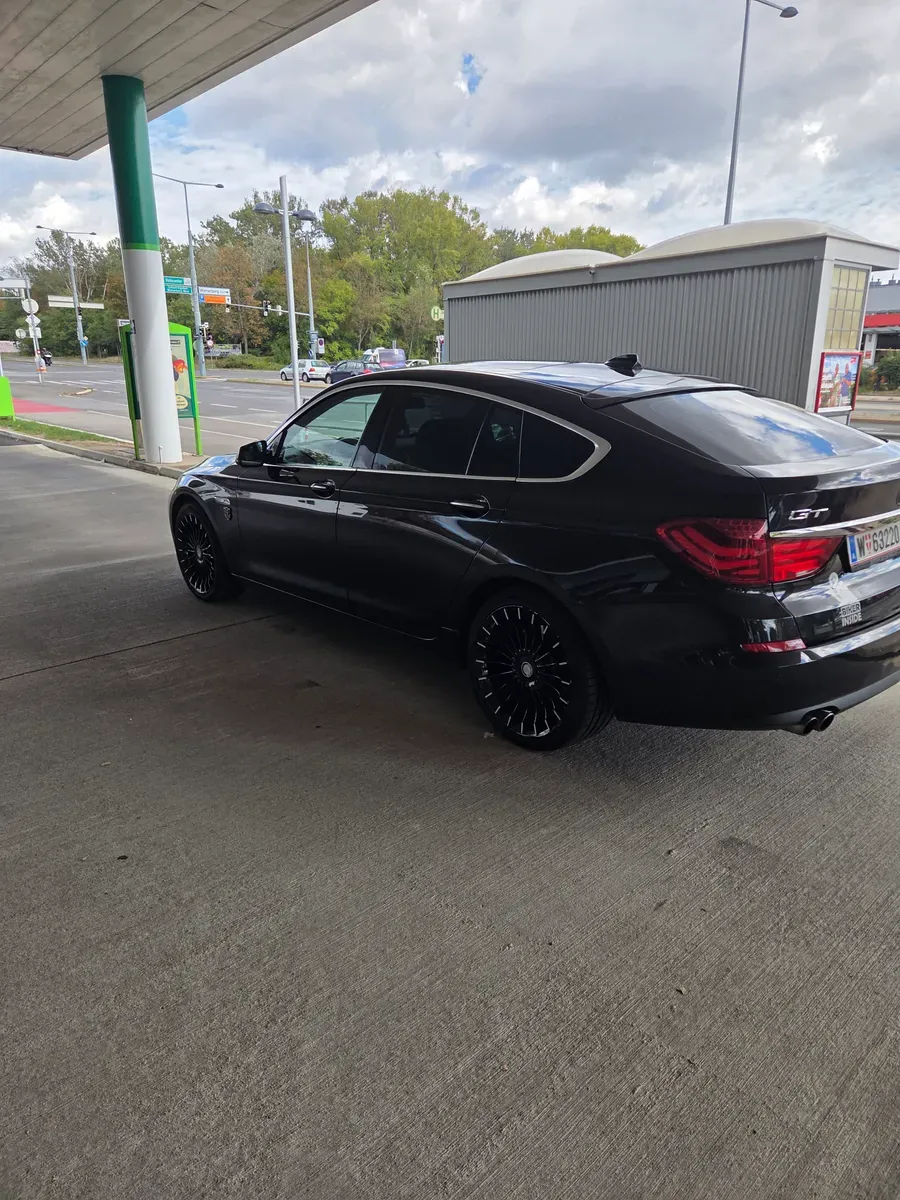BMW 5 Series 2010 photo 2