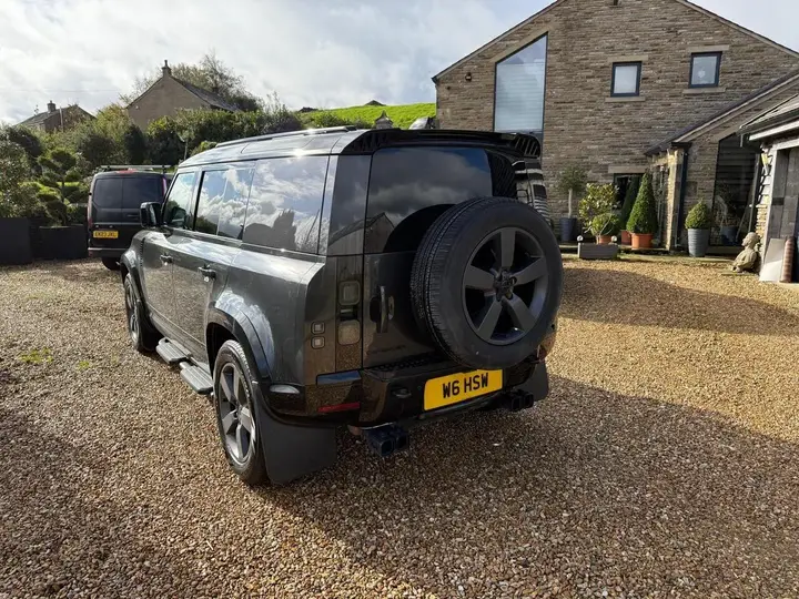 Land Rover Defender 110 2025 photo 3