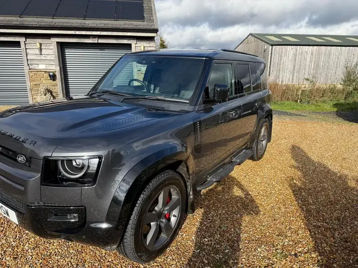 Land Rover Defender 110 2025 photo 2