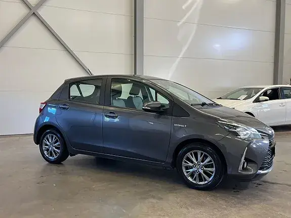 Toyota Yaris 2017 photo 2