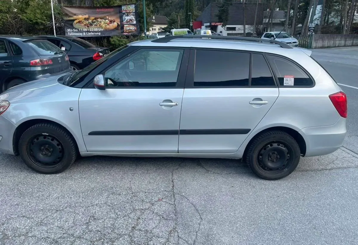 Skoda Fabia 2011 photo 3