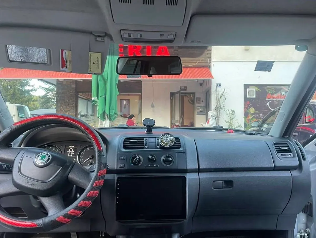 Skoda Fabia 2011 photo 2