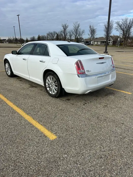 Chrysler 300C 2011 photo 2