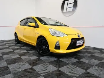 Toyota Aqua 2013 photo 2
