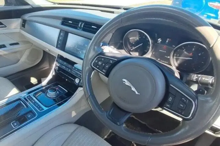 Jaguar Xf 2016 photo 2