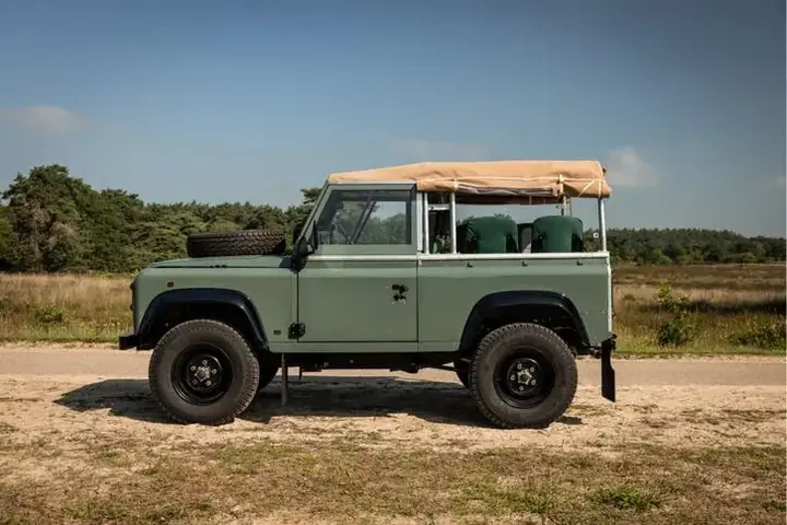 Land Rover Defender 1984 photo 2