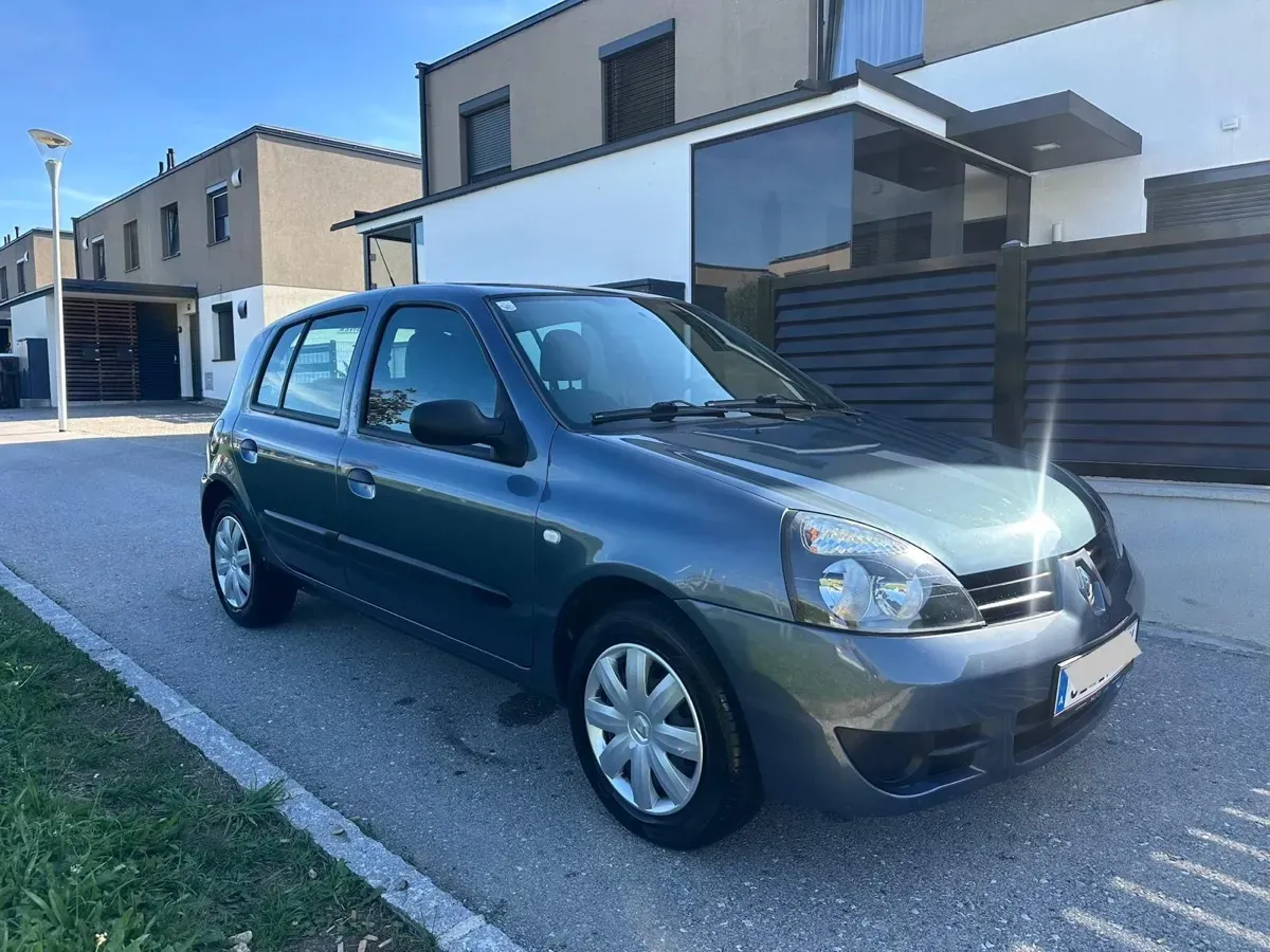 Renault Clio 2010 photo 2
