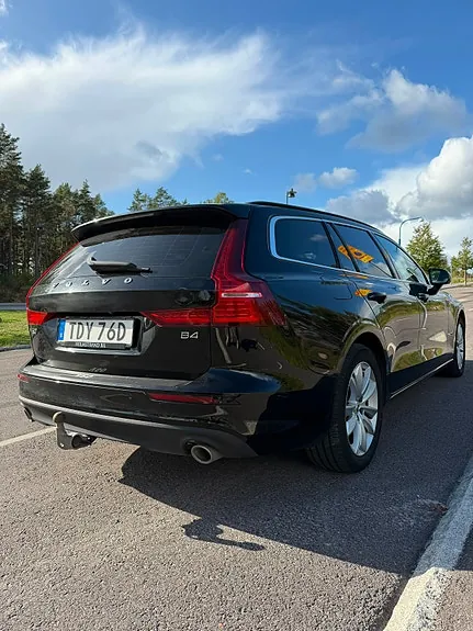 Volvo V60 2022 photo 2