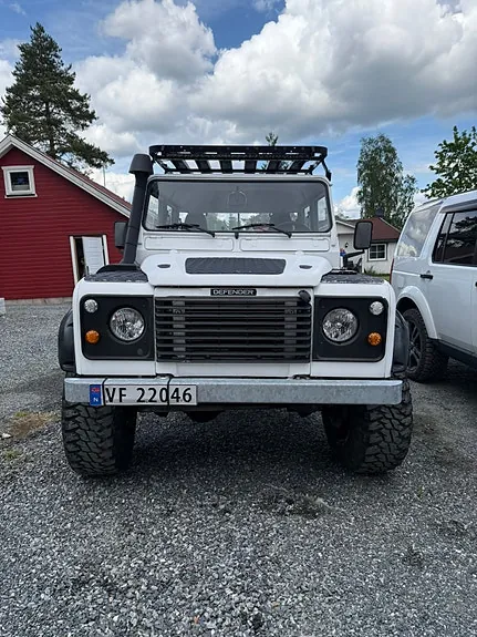 Land Rover Defender 130 1998 photo 2