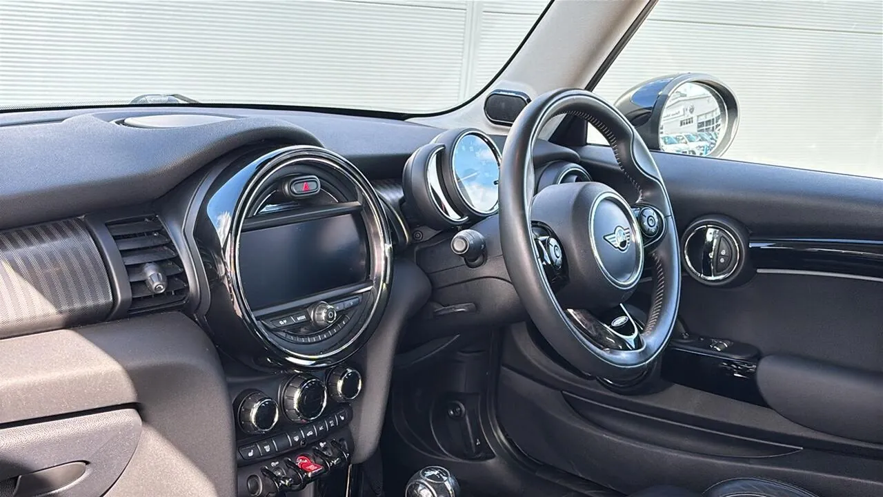 Mini Hatch 2019 photo 2