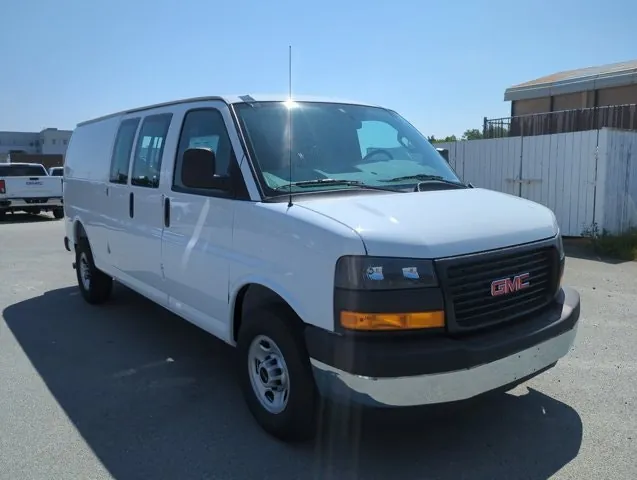 GMC Savana 2026 photo 2