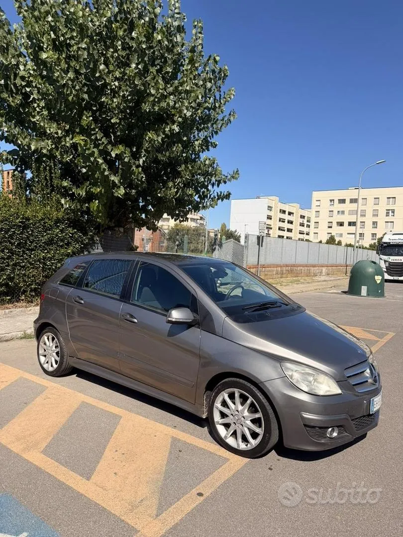 Mercedes-Benz B180