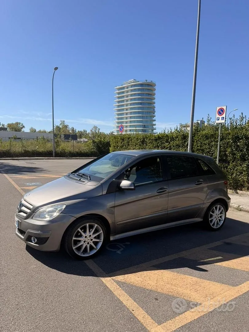 Mercedes-Benz B180 2012 photo 4