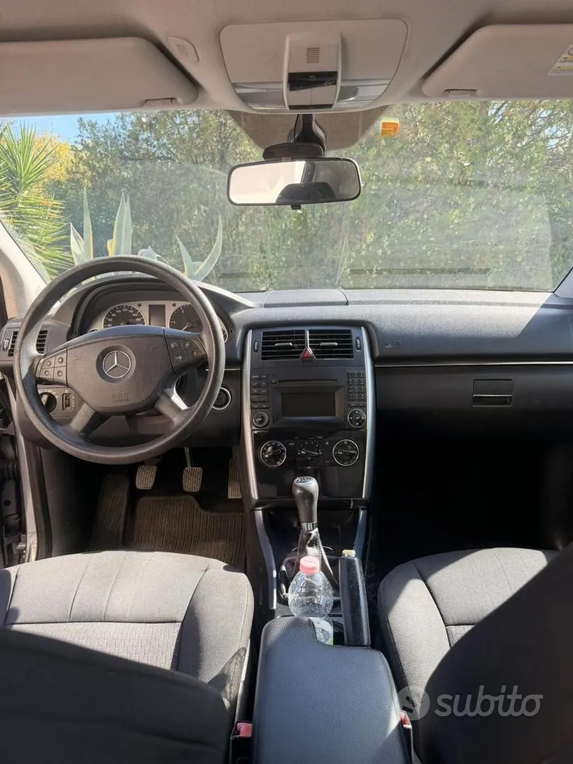 Mercedes-Benz B180 2012 photo 2