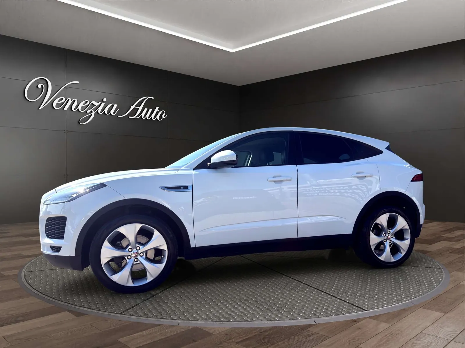 Jaguar E-Pace 2018 photo 3