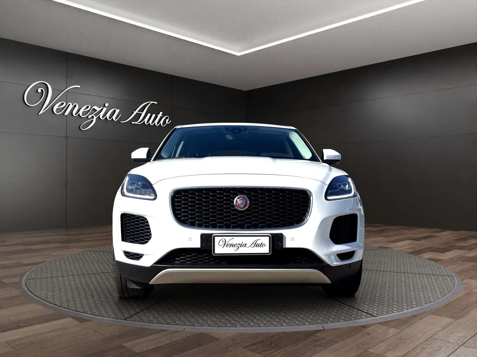 Jaguar E-Pace 2018 photo 2