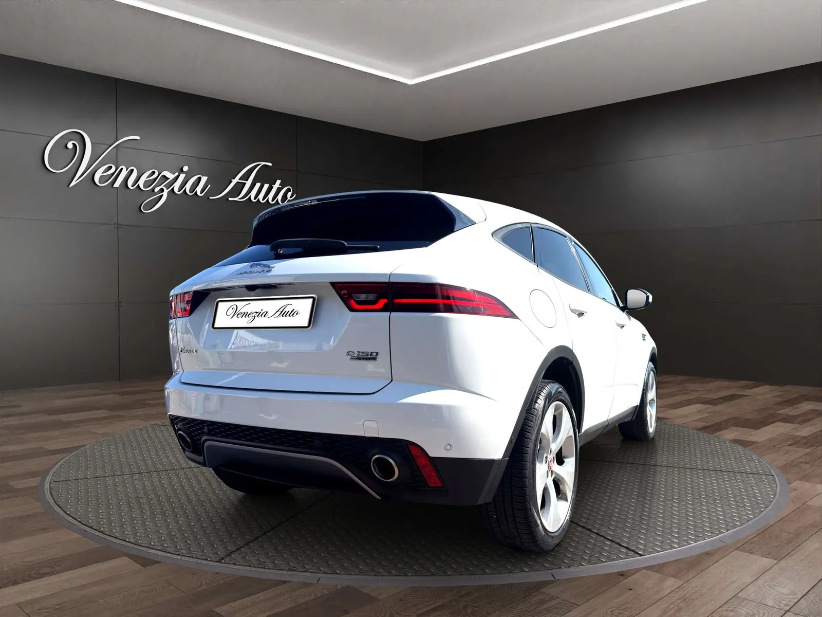 Jaguar E-Pace 2018 photo 4