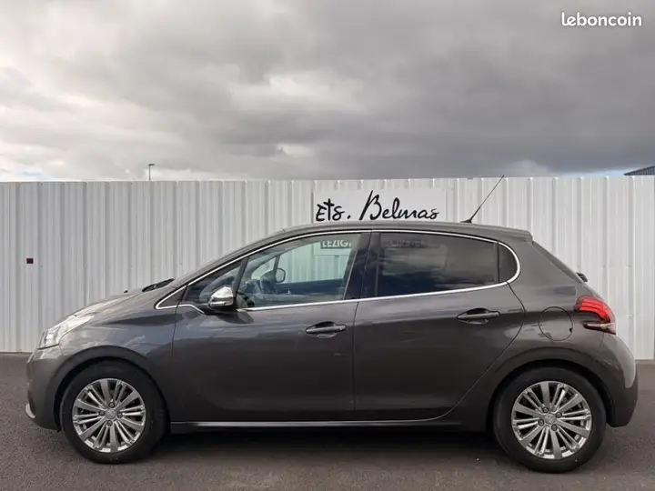 Peugeot 208 2018 photo 3