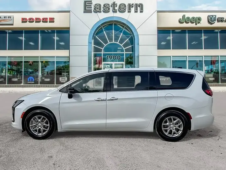 Chrysler Pacifica 2027 photo 2