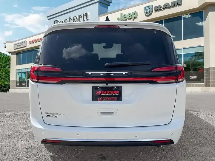Chrysler Pacifica 2027 photo 4