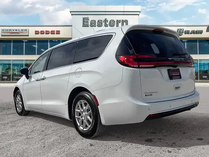Chrysler Pacifica 2027 photo 3