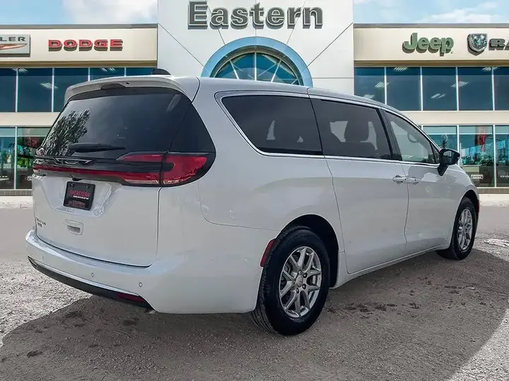Chrysler Pacifica 2027 photo 5