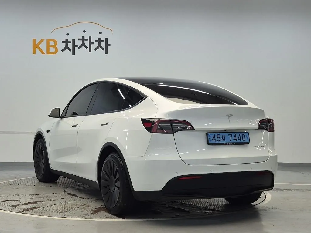 Tesla Model Y 2021 photo 2